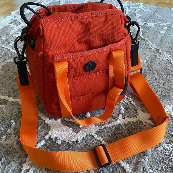 COPY - Lululemon Dash All Day Bucket Bag - Picture 2 of 9